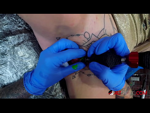 ❤️ Sully Savage-k izugarri tatuatu zuen klitorian tatuaje bat egin zuen Pornografia besterik ez gugan ❌️❤