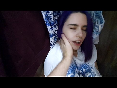 ❤️ Nire ahizpa armairuan aurkitu eta lagundu zion esperma Pornografia besterik ez gugan ❌️❤